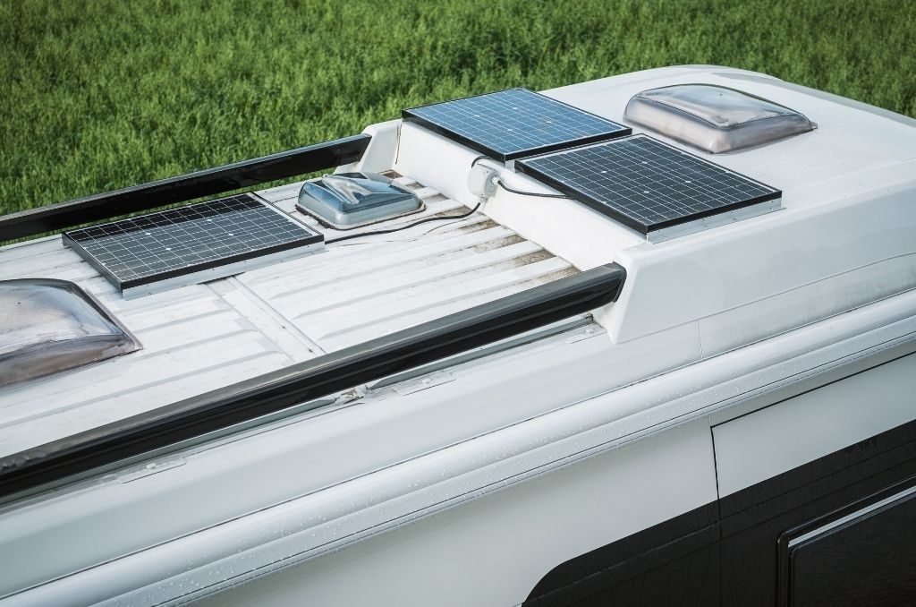 Installera solceller på husbil. 