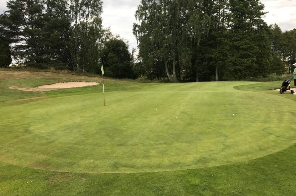 Ställplatser nära golfbanor. 